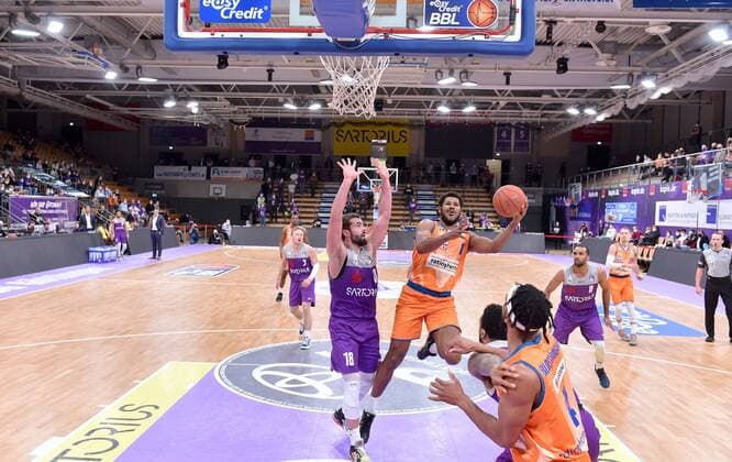 Cristiano Felicio (Ratiopharm Ulm) (am Ball), Harper Kamp (BG Goettingen) (L) unter dem Korb , Basketball, Bundesliga, BBL, BG Goettingen - Ratiopharm Ulm , 12.02.2022, BG Goettingen - Ratiopharm Ulm, Basketball, Bundesliga, GER, BBL, 12.02.2022 Goettingen Copyright: xEibner-Pressefotox-xRolandxSippelx