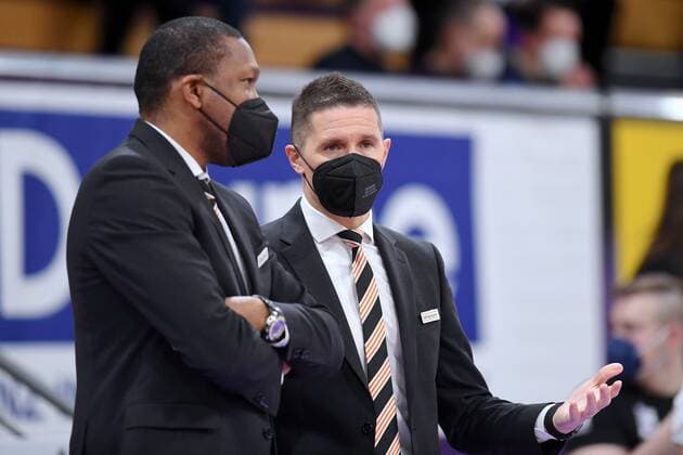Tyron McCoy (Assistantcoach, Trainer Ratiopharm Ulm) und Jaka Lakovic (Head-Coach, Trainer Ratiopharm Ulm) (R) mit Maske , Basketball, Bundesliga, BBL, BG Goettingen - Ratiopharm Ulm , 12.02.2022, BG Goettingen - Ratiopharm Ulm, Basketball, Bundesliga, GER, BBL, 12.02.2022 Goettingen Copyright: xEibner-Pressefotox-xRolandxSippelx