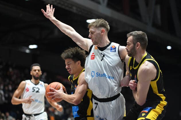Jonah Radebaugh (MHP RIESEN Ludwigsburg) am Ball, Jonas Richter (Niners Chemnitz) Mitte, Trent Lockett (Niners Chemnitz) li. und Jonas Wohlfarth-Bottermann (MHP RIESEN Ludwigsburg) re., Niners Chemnitz vs. MHP RIESEN Ludwigsburg, easycredit Basketball Bundesliga, 12.02.2022 Niners Chemnitz vs. MHP RIESEN Ludwigsburg, easycredit Basketball Bundesliga, 12.02.2022 Chemnitz Copyright: xBertxHarzer xEibner-xPressefotox