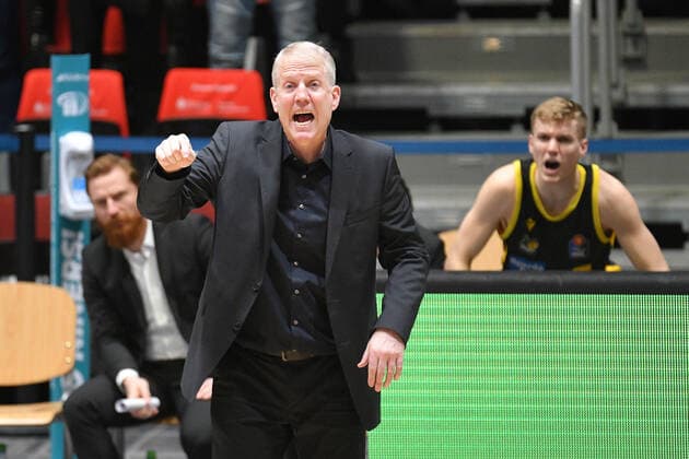 John Patrick (Trainer, Head Coach, MHP RIESEN Ludwigsburg) Mitte, gibt Anweisungen, Niners Chemnitz vs. MHP RIESEN Ludwigsburg, easycredit Basketball Bundesliga, 12.02.2022 Niners Chemnitz vs. MHP RIESEN Ludwigsburg, easycredit Basketball Bundesliga, 12.02.2022 Chemnitz Copyright: xBertxHarzer xEibner-xPressefotox