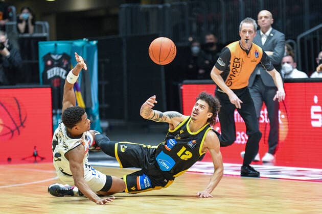 Eric Washington (Niners Chemnitz) li. und Jonah Radebaugh (MHP RIESEN Ludwigsburg) re., Niners Chemnitz vs. MHP RIESEN Ludwigsburg, easycredit Basketball Bundesliga, 12.02.2022 Niners Chemnitz vs. MHP RIESEN Ludwigsburg, easycredit Basketball Bundesliga, 12.02.2022 Chemnitz Copyright: xBertxHarzer xEibner-xPressefotox