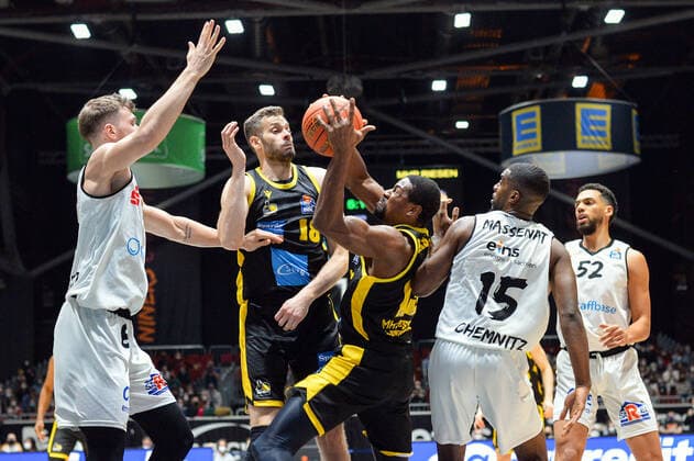Jan Niklas Wimberg (Niners Chemnitz) li., Jonas Wohlfarth-Bottermann (MHP RIESEN Ludwigsburg) 2.v.li., Frantz Massenat (Niners Chemnitz) 2.v.re., Yorman Polas Bartolo (MHP RIESEN Ludwigsburg) am Ball, Trent Lockett (Niners Chemnitz) re., Niners Chemnitz vs. MHP RIESEN Ludwigsburg, easycredit Basketball Bundesliga, 12.02.2022 Niners Chemnitz vs. MHP RIESEN Ludwigsburg, easycredit Basketball Bundesliga, 12.02.2022 Chemnitz Copyright: xBertxHarzer xEibner-xPressefotox