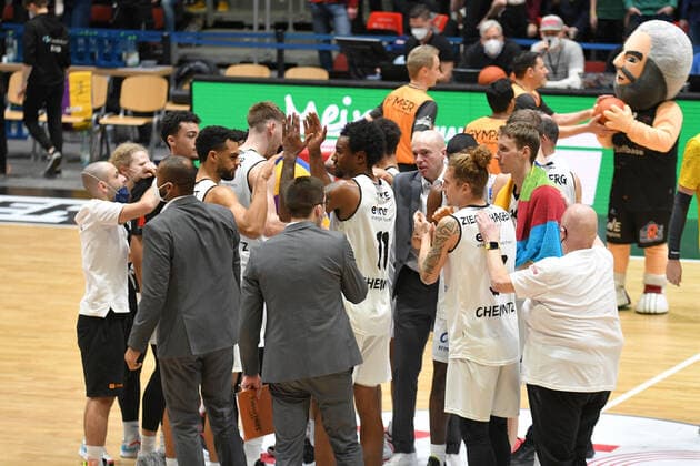 Mannschaft der Niners Chemnitz feiert den Sieg, Niners Chemnitz vs. MHP RIESEN Ludwigsburg, easycredit Basketball Bundesliga, 12.02.2022 Niners Chemnitz vs. MHP RIESEN Ludwigsburg, easycredit Basketball Bundesliga, 12.02.2022 Chemnitz Copyright: xBertxHarzer xEibner-xPressefotox