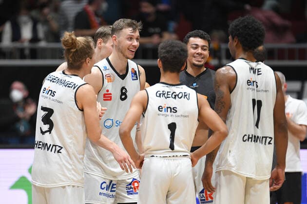 Mannschaft der Niners Chemnitz feiert den Sieg, Niners Chemnitz vs. MHP RIESEN Ludwigsburg, easycredit Basketball Bundesliga, 12.02.2022 Niners Chemnitz vs. MHP RIESEN Ludwigsburg, easycredit Basketball Bundesliga, 12.02.2022 Chemnitz Copyright: xBertxHarzer xEibner-xPressefotox