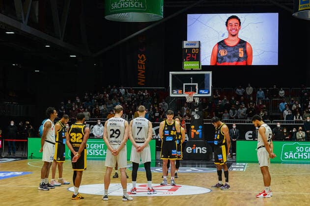 Bewegende Rede und Schweigeminute fuer den in der vergangenen Woche verstorbenen Noah Yannik Berge er spielte in den Chemnitzer Juniorenmannschaften der Niners, Niners Chemnitz vs. MHP RIESEN Ludwigsburg, easycredit Basketball Bundesliga, 12.02.2022 Niners Chemnitz vs. MHP RIESEN Ludwigsburg, easycredit Basketball Bundesliga, 12.02.2022 Chemnitz Copyright: xBertxHarzer xEibner-xPressefotox