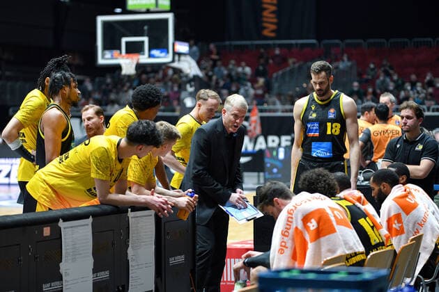 John Patrick (Trainer, Head Coach, MHP RIESEN Ludwigsburg) gibt seinem Team Anweisungen, Niners Chemnitz vs. MHP RIESEN Ludwigsburg, easycredit Basketball Bundesliga, 12.02.2022 Niners Chemnitz vs. MHP RIESEN Ludwigsburg, easycredit Basketball Bundesliga, 12.02.2022 Chemnitz Copyright: xBertxHarzer xEibner-xPressefotox