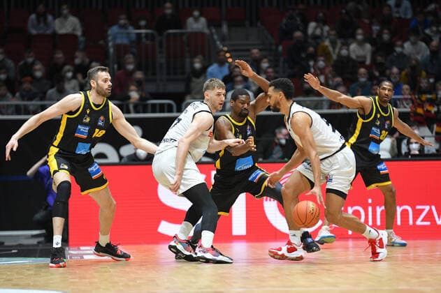 Trent Lockett (Niners Chemnitz) am Ball, Jonas Wohlfarth-Bottermann (MHP RIESEN Ludwigsburg) li., Jonas Richter (Niners Chemnitz) 2.v.li., Yorman Polas Bartolo (MHP RIESEN Ludwigsburg) Mitte, Niners Chemnitz vs. MHP RIESEN Ludwigsburg, easycredit Basketball Bundesliga, 12.02.2022 Niners Chemnitz vs. MHP RIESEN Ludwigsburg, easycredit Basketball Bundesliga, 12.02.2022 Chemnitz Copyright: xBertxHarzer xEibner-xPressefotox