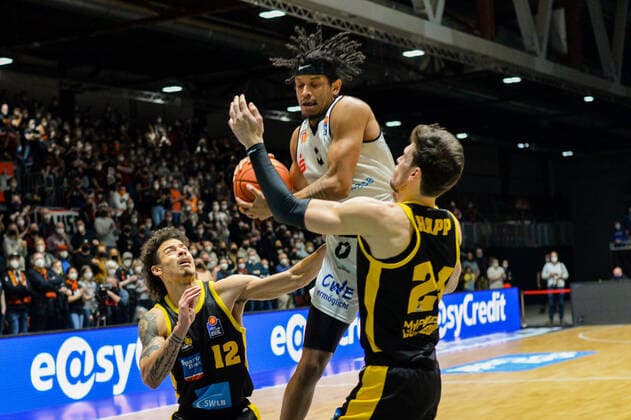 Nelson Weidemann (Niners Chemnitz) am Ball, Jonah Radebaugh (MHP RIESEN Ludwigsburg) li. und Ethan Happ (MHP RIESEN Ludwigsburg) re., Niners Chemnitz vs. MHP RIESEN Ludwigsburg, easycredit Basketball Bundesliga, 12.02.2022 Niners Chemnitz vs. MHP RIESEN Ludwigsburg, easycredit Basketball Bundesliga, 12.02.2022 Chemnitz Copyright: xBertxHarzer xEibner-xPressefotox
