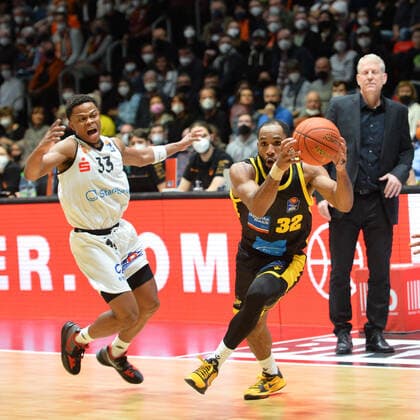 Tekele Cotton (MHP RIESEN Ludwigsburg) am Ball, Eric Washington (Niners Chemnitz) li., Niners Chemnitz vs. MHP RIESEN Ludwigsburg, easycredit Basketball Bundesliga, 12.02.2022 Niners Chemnitz vs. MHP RIESEN Ludwigsburg, easycredit Basketball Bundesliga, 12.02.2022 Chemnitz Copyright: xBertxHarzer xEibner-xPressefotox