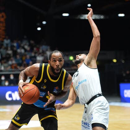Tekele Cotton (MHP RIESEN Ludwigsburg) li. und Trent Lockett (Niners Chemnitz) re., Niners Chemnitz vs. MHP RIESEN Ludwigsburg, easycredit Basketball Bundesliga, 12.02.2022 Niners Chemnitz vs. MHP RIESEN Ludwigsburg, easycredit Basketball Bundesliga, 12.02.2022 Chemnitz Copyright: xBertxHarzer xEibner-xPressefotox