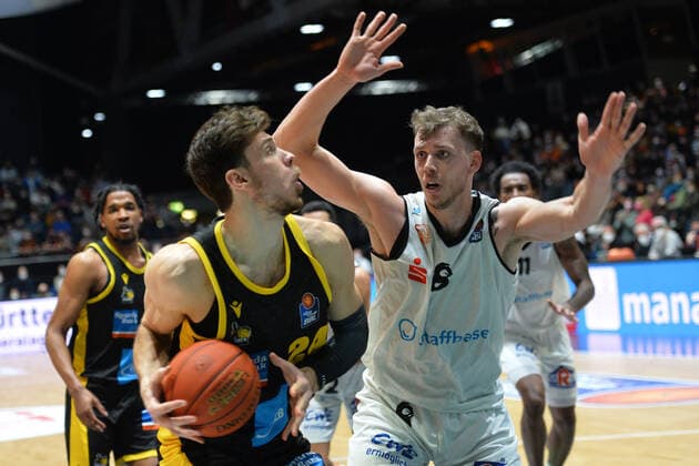 Ethan Happ (MHP RIESEN Ludwigsburg) am Ball, Jan Niklas Wimberg (Niners Chemnitz) re., Niners Chemnitz vs. MHP RIESEN Ludwigsburg, easycredit Basketball Bundesliga, 12.02.2022 Niners Chemnitz vs. MHP RIESEN Ludwigsburg, easycredit Basketball Bundesliga, 12.02.2022 Chemnitz Copyright: xBertxHarzer xEibner-xPressefotox