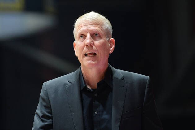 John Patrick (Trainer, Head Coach, MHP RIESEN Ludwigsburg) mit skeptischem Blick zur Anzeigentafel, Niners Chemnitz vs. MHP RIESEN Ludwigsburg, easycredit Basketball Bundesliga, 12.02.2022 Niners Chemnitz vs. MHP RIESEN Ludwigsburg, easycredit Basketball Bundesliga, 12.02.2022 Chemnitz Copyright: xBertxHarzer xEibner-xPressefotox