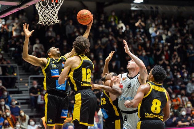 Tremmell Darden (MHP RIESEN Ludwigsburg) am Ball, James Woodard (MHP RIESEN Ludwigsburg) re., Jan Niklas Wimberg (Niners Chemnitz) 2.v.re., Yorman Polas Bartolo (MHP RIESEN Ludwigsburg) Mitte, Jonah Radebaugh (MHP RIESEN Ludwigsburg) 2.v.li., Niners Chemnitz vs. MHP RIESEN Ludwigsburg, easycredit Basketball Bundesliga, 12.02.2022 Niners Chemnitz vs. MHP RIESEN Ludwigsburg, easycredit Basketball Bundesliga, 12.02.2022 Chemnitz Copyright: xBertxHarzer xEibner-xPressefotox