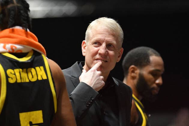 John Patrick (Trainer, Head Coach, MHP RIESEN Ludwigsburg) skeptisch, Niners Chemnitz vs. MHP RIESEN Ludwigsburg, easycredit Basketball Bundesliga, 12.02.2022 Niners Chemnitz vs. MHP RIESEN Ludwigsburg, easycredit Basketball Bundesliga, 12.02.2022 Chemnitz Copyright: xBertxHarzer xEibner-xPressefotox