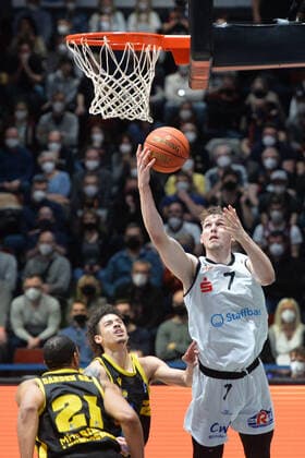 Jonas Richter (Niners Chemnitz) am Ball, Jonah Radebaugh (MHP RIESEN Ludwigsburg) Mitte, Niners Chemnitz vs. MHP RIESEN Ludwigsburg, easycredit Basketball Bundesliga, 12.02.2022 Niners Chemnitz vs. MHP RIESEN Ludwigsburg, easycredit Basketball Bundesliga, 12.02.2022 Chemnitz Copyright: xBertxHarzer xEibner-xPressefotox