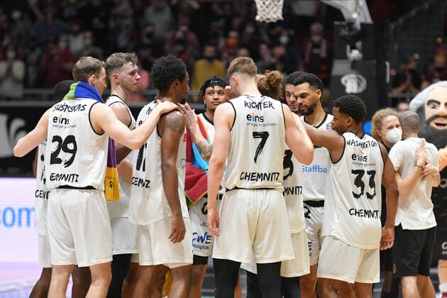 Mannschaft der Niners Chemnitz feiert den Sieg, Niners Chemnitz vs. MHP RIESEN Ludwigsburg, easycredit Basketball Bundesliga, 12.02.2022 Niners Chemnitz vs. MHP RIESEN Ludwigsburg, easycredit Basketball Bundesliga, 12.02.2022 Chemnitz Copyright: xBertxHarzer xEibner-xPressefotox