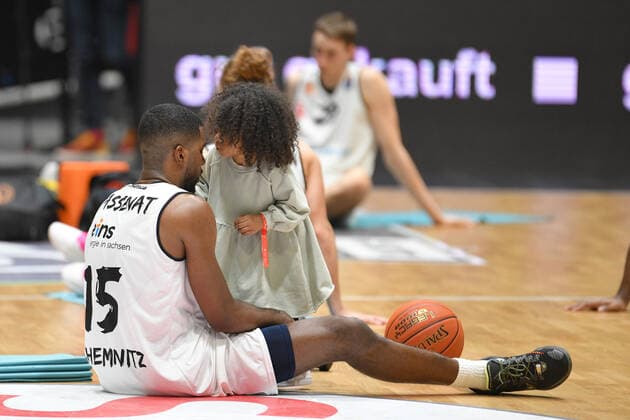 Frantz Massenat (Niners Chemnitz) mit Tochter, Niners Chemnitz vs. MHP RIESEN Ludwigsburg, easycredit Basketball Bundesliga, 12.02.2022 Niners Chemnitz vs. MHP RIESEN Ludwigsburg, easycredit Basketball Bundesliga, 12.02.2022 Chemnitz Copyright: xBertxHarzer xEibner-xPressefotox