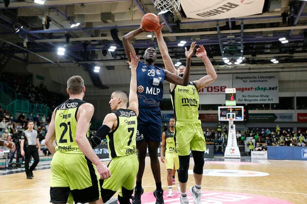 21. Spieltag der easyCredit BBL Basketball Bundesliga in der Oberfrankenhalle in Bayreuth Saison 2021-2022 Medi Bayreuth gegen MLP Academics Heidelberg Martynas Sajus ( Medi Bayreuth) -19- rechts Osasumwen Osaghae (MLP Academics Heidelberg) -29- links