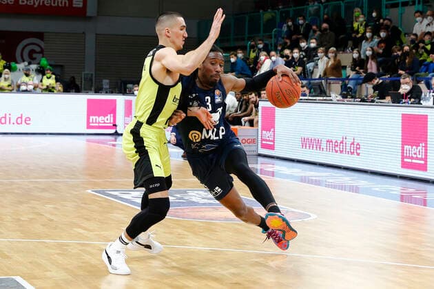 21. Spieltag der easyCredit BBL Basketball Bundesliga in der Oberfrankenhalle in Bayreuth Saison 2021-2022 Medi Bayreuth gegen MLP Academics Heidelberg Philip Jalalpoor (Medi Bayreuth) -7- links Robert Lowery (MLP Academics Heidelberg) -3- rechts