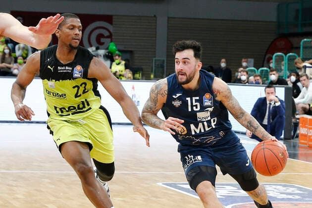21. Spieltag der easyCredit BBL Basketball Bundesliga in der Oberfrankenhalle in Bayreuth Saison 2021-2022 Medi Bayreuth gegen MLP Academics Heidelberg Cameron Wells ( Medi Bayreuth) -22- links Jordan Geist (MLP Academics Heidelberg) -15- rechts
