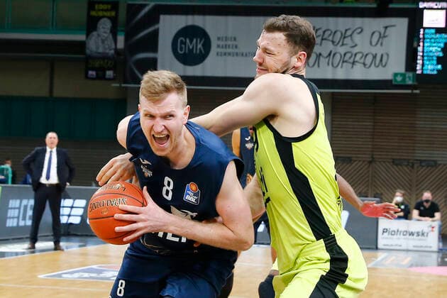 21. Spieltag der easyCredit BBL Basketball Bundesliga in der Oberfrankenhalle in Bayreuth Saison 2021-2022 Medi Bayreuth gegen MLP Academics Heidelberg Martynas Sajus ( Medi Bayreuth) -19- rechts Maximilian Ugrai (MLP Academics Heidelberg) -8-links