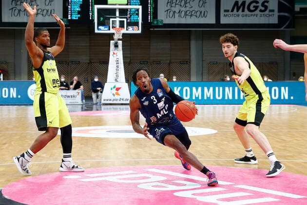 21. Spieltag der easyCredit BBL Basketball Bundesliga in der Oberfrankenhalle in Bayreuth Saison 2021-2022 Medi Bayreuth gegen MLP Academics Heidelberg Cameron Wells ( Medi Bayreuth) -22- links Kay Bruhnke (Medi Bayreuth) -9- rechts Robert Lowery (MLP Academics Heidelberg) -3- mitte
