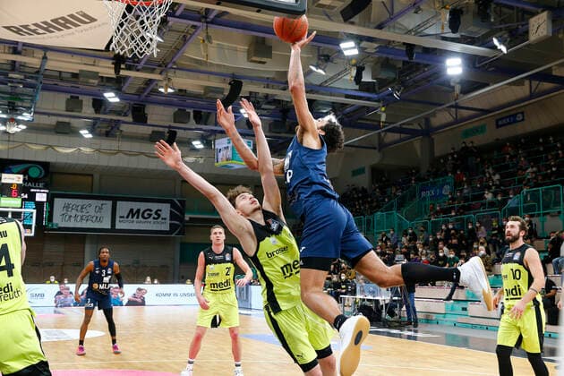 21. Spieltag der easyCredit BBL Basketball Bundesliga in der Oberfrankenhalle in Bayreuth Saison 2021-2022 Medi Bayreuth gegen MLP Academics Heidelberg Kay Bruhnke (Medi Bayreuth) -9- links Brekkott Chapman (MLP Academics Heidelberg) -1- rechts