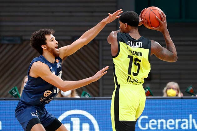 21. Spieltag der easyCredit BBL Basketball Bundesliga in der Oberfrankenhalle in Bayreuth Saison 2021-2022 Medi Bayreuth gegen MLP Academics Heidelberg Terry Allen ( Medi Bayreuth) -15- rechts Brekkott Chapman (MLP Academics Heidelberg) -1- links