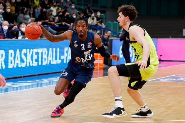 21. Spieltag der easyCredit BBL Basketball Bundesliga in der Oberfrankenhalle in Bayreuth Saison 2021-2022 Medi Bayreuth gegen MLP Academics Heidelberg Kay Bruhnke (Medi Bayreuth) -9- rechts Robert Lowery (MLP Academics Heidelberg) -3- links