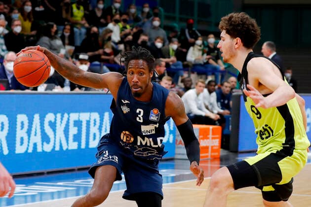 21. Spieltag der easyCredit BBL Basketball Bundesliga in der Oberfrankenhalle in Bayreuth Saison 2021-2022 Medi Bayreuth gegen MLP Academics Heidelberg Kay Bruhnke (Medi Bayreuth) -9- rechts Robert Lowery (MLP Academics Heidelberg) -3- links