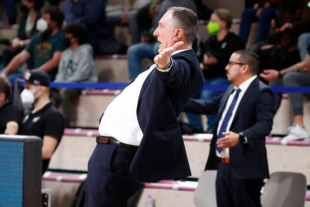 21. Spieltag der easyCredit BBL Basketball Bundesliga in der Oberfrankenhalle in Bayreuth Saison 2021-2022 Medi Bayreuth gegen MLP Academics Heidelberg Branislav Ignjatovic (MLP Academics Heidelberg Trainer)