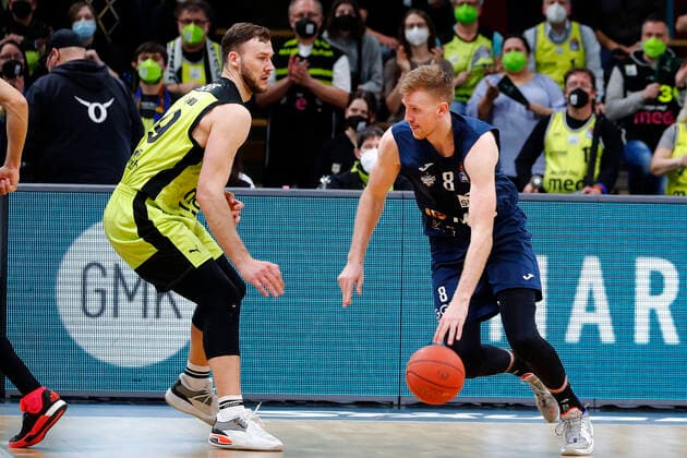 21. Spieltag der easyCredit BBL Basketball Bundesliga in der Oberfrankenhalle in Bayreuth Saison 2021-2022 Medi Bayreuth gegen MLP Academics Heidelberg Martynas Sajus ( Medi Bayreuth) -19- links Maximilian Ugrai (MLP Academics Heidelberg) -8- rechts