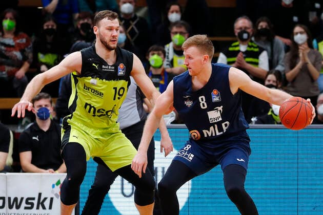 21. Spieltag der easyCredit BBL Basketball Bundesliga in der Oberfrankenhalle in Bayreuth Saison 2021-2022 Medi Bayreuth gegen MLP Academics Heidelberg Martynas Sajus ( Medi Bayreuth) -19- links Maximilian Ugrai (MLP Academics Heidelberg) -8- rechts