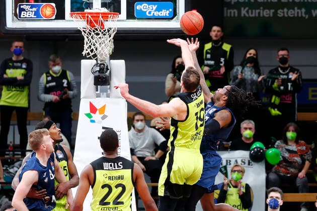 21. Spieltag der easyCredit BBL Basketball Bundesliga in der Oberfrankenhalle in Bayreuth Saison 2021-2022 Medi Bayreuth gegen MLP Academics Heidelberg Martynas Sajus ( Medi Bayreuth) -19- links Robert Lowery (MLP Academics Heidelberg) -3- rechts