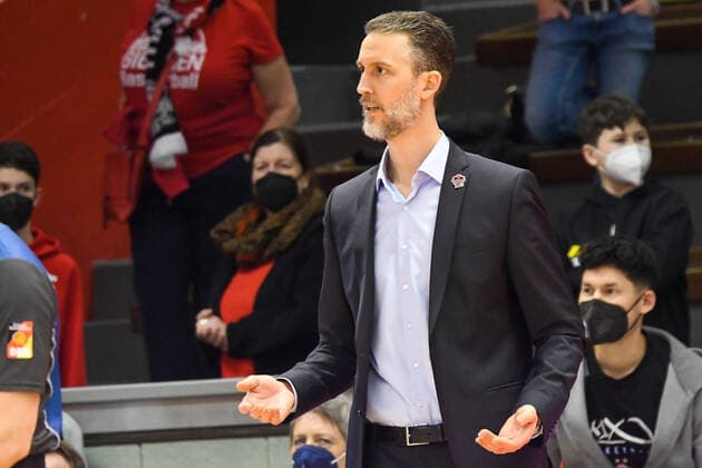 Pete Strobl, Coach Giessen 46ers 21. Spieltag, Basketball Bundesliga, Basketball Saison 2021 2022, Deutschland, easyCredit BBL, Germany, Giessen 46ers, giessen rot, Herren, Jobstairs GIESSEN 46ers - Brose Baskets Bamberg,Männer, Bamberg in weiß grau