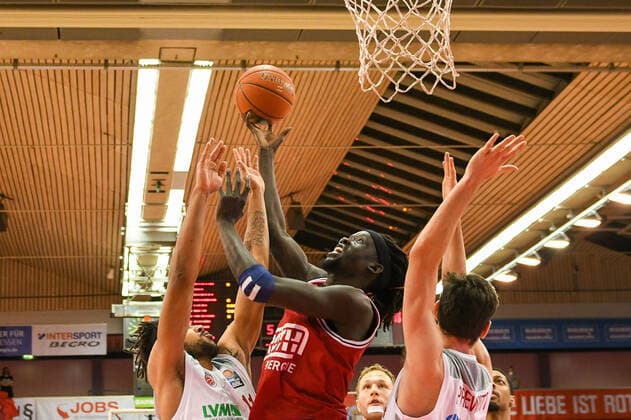 Nuni Omot 21. Spieltag, Basketball Bundesliga, Basketball Saison 2021 2022, Deutschland, easyCredit BBL, Germany, Giessen 46ers, giessen rot, Herren, Jobstairs GIESSEN 46ers - Brose Baskets Bamberg,Männer, Bamberg in weiß grau