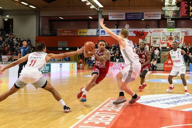Marvin Omuvwie, T.J. Williams, Christian Sengfelder 21. Spieltag, Basketball Bundesliga, Basketball Saison 2021 2022, Deutschland, easyCredit BBL, Germany, Giessen 46ers, giessen rot, Herren, Jobstairs GIESSEN 46ers - Brose Baskets Bamberg,Männer, Bamberg in weiß grau