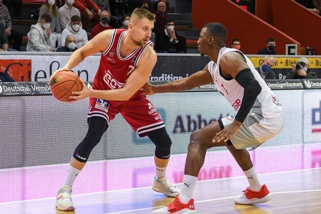 Martins Laksa, Shannon Scott 21. Spieltag, Basketball Bundesliga, Basketball Saison 2021 2022, Deutschland, easyCredit BBL, Germany, Giessen 46ers, giessen rot, Herren, Jobstairs GIESSEN 46ers - Brose Baskets Bamberg,Männer, Bamberg in weiß grau