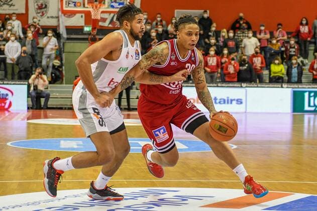 Marvin Omuvwie, T.J. Williams 21. Spieltag, Basketball Bundesliga, Basketball Saison 2021 2022, Deutschland, easyCredit BBL, Germany, Giessen 46ers, giessen rot, Herren, Jobstairs GIESSEN 46ers - Brose Baskets Bamberg,Männer, Bamberg in weiß grau