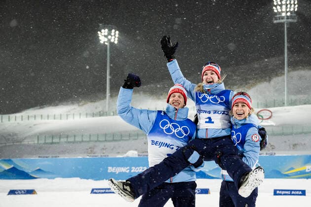220213 Tarjei Bo, Marte Olsbu Roiseland and Tiril Eckhoff of Norway celebrate after competing in women s biathlon 10 km pursuit during day 9 of the 2022 Winter Olympics on February 13, 2022 in Zhangjiakou. Photo: Vegard Grott BILDBYRAN kod VG JM0281 bbeng skidskytte biathlon skiskyting Olympic Games, Olympische Spiele, Olympia, OS olympics winter olympics os ol olympiska spel vinter-os olympiske leker peking peking 2022 beijing 2022 beijing 2022 olympic games beijing 2022 winter olympic games peking-os beijing-ol vinter-ol jaktstart dam jubel norge Copyright: VEGARDxGRoTT BB220213VG086