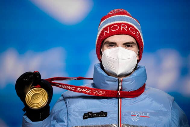 220213 Marius Lindvik of Norway celebrates with his gold medal at the medal ceremony for men s Ski jumping, Skispringen, Ski, nordisch large hill individual during day 9 of the 2022 Winter Olympics on February 13, 2022 in Zhangjiakou. Photo: Jon Olav Nesvold BILDBYRAN COP 217 JE0041 Olympic Games, Olympische Spiele, Olympia, OS olympics winter olympics os ol olympiska spel vinter-os olympiske leker peking peking 2022 beijing 2022 beijing 2022 olympic games beijing 2022 winter olympic games peking-os beijing-ol vinter-ol 9 bbeng norge jubel guld Copyright: JONxOLAVxNESVOLD BB220213JE115