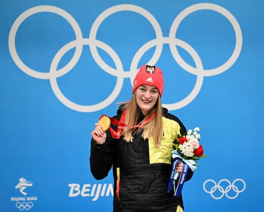 (220212) -- BEIJING, Feb. 12, 2022 -- Gold medalist Hannah Neise of Germany poses for a photo during the awarding ceremony of the skeleton women heat of Beijing 2022 Winter Olympics at National Sliding Centre in Yanqing District, Beijing, capital of China, Feb. 12, 2022. ) (BEIJING2022)CHINA-BEIJING-OLYMPIC Winter games, Winterspiele,Spiele, Summer games SKELETON-WOMEN HEAT (CN) HexChangshan 
