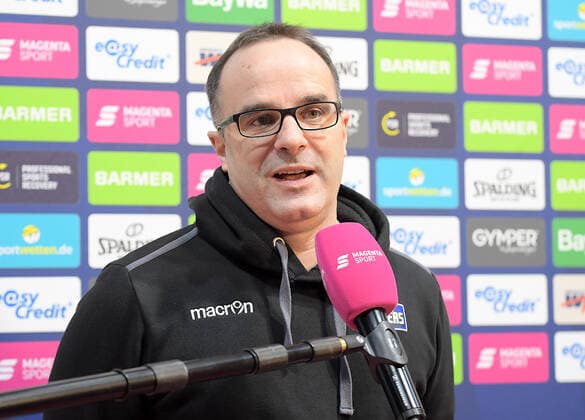 13.02.2022, xemx, Basketball BBL Bundesliga, FC Bayern Muenchen Basketball - Frankfurt Skyliners emspor, v.l. Cheftrainer Diego Ocampo (Frankfurt Skyliners) beim Interview Muenchen