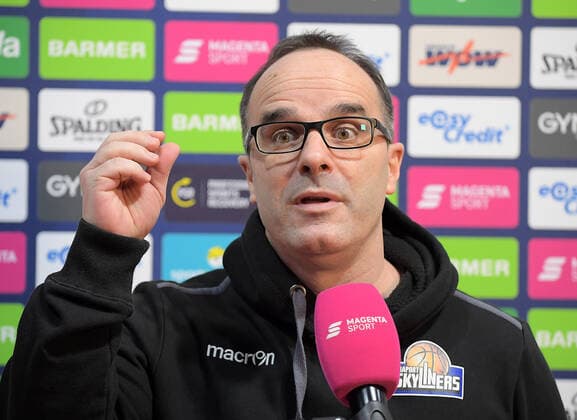 13.02.2022, xemx, Basketball BBL Bundesliga, FC Bayern Muenchen Basketball - Frankfurt Skyliners emspor, v.l. Cheftrainer Diego Ocampo (Frankfurt Skyliners) beim Interview Muenchen