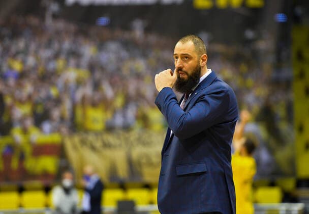 GER, Basketball,easy Credit-BBL, EWE Baskets Oldenburg vs SYNTAINICS MBC 13.02.2022, EWE Arena, Oldenburg, GER, easy Credit-BBL, EWE Baskets Oldenburg vs SYNTAINICS MBC , im Bild Djordje PANTELIC ( SYNTAINICS MBC Assistantcoach ) vor dem Spiel