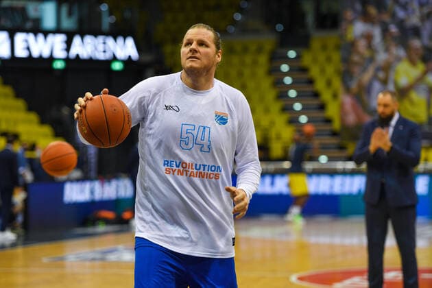 GER, Basketball,easy Credit-BBL, EWE Baskets Oldenburg vs SYNTAINICS MBC 13.02.2022, EWE Arena, Oldenburg, GER, easy Credit-BBL, EWE Baskets Oldenburg vs SYNTAINICS MBC , im Bild John BRYANT ( SYNTAINICS MBC 54 ) beim Einwerfen vor dem Spiel
