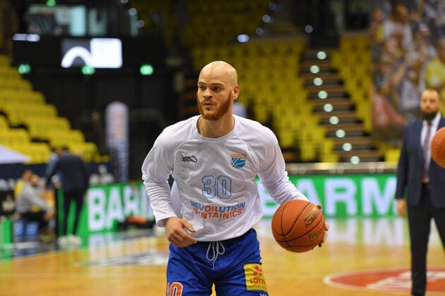 GER, Basketball,easy Credit-BBL, EWE Baskets Oldenburg vs SYNTAINICS MBC 13.02.2022, EWE Arena, Oldenburg, GER, easy Credit-BBL, EWE Baskets Oldenburg vs SYNTAINICS MBC , im Bild vor dem Spiel mit dem Ball in der Hand Reggie UPSHAW ( SYNTAINICS MBC 30 )