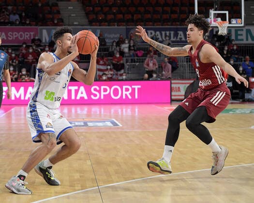 13.02.2022, xemx, Basketball BBL Bundesliga, FC Bayern Muenchen Basketball - Frankfurt Skyliners emspor, v.l. Len Adam Schoormann (Frankfurt Skyliners), Joshua Obiesie (FC Bayern Basketball) Muenchen