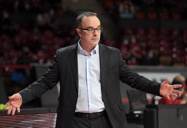 13.02.2022, xemx, Basketball BBL Bundesliga, FC Bayern Muenchen Basketball - Frankfurt Skyliners emspor, v.l. Cheftrainer Diego Ocampo (Frankfurt Skyliners) gibt Anweisungen, gestikuliert mit den Armen, gesticulate, gives instructions Muenchen