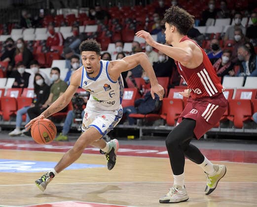 Sport Bilder des Tages 13.02.2022, xemx, Basketball BBL Bundesliga, FC Bayern Muenchen Basketball - Frankfurt Skyliners emspor, v.l. Len Adam Schoormann (Frankfurt Skyliners), Joshua Obiesie (FC Bayern Basketball) Muenchen